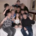 【ヤリマンのセフレを大学の男友達に紹介して大乱交させたw】